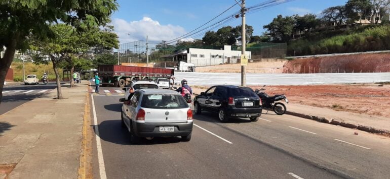 Carreta fica presa ao tentar fazer manobra e paralisa trânsito na avenida Mauro Ribeiro