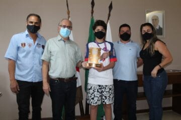 Prefeito de João Monlevade recebe visita de medalhista do e-Jemg