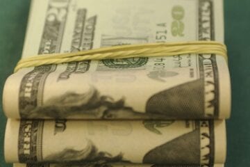 Dólar sobe para R$ 5,21 à espera de dados da economia americana
