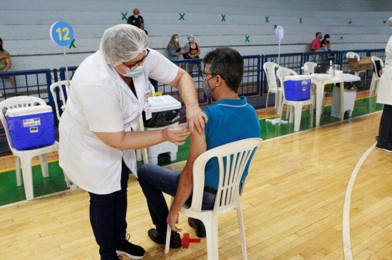 Uberlândia vacina mais de 4,5 mil pessoas em um único dia contra o coronavírus