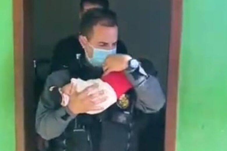Assustador: mãe deixa bebê como garantia em boca de fumo