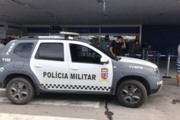Homens armados invadem supermercado e levam reféns; veja vídeo