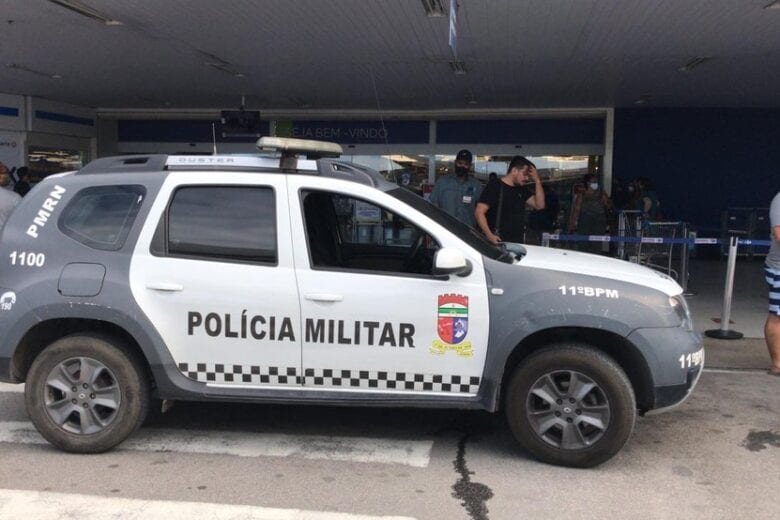 Homens armados invadem supermercado e levam reféns; veja vídeo