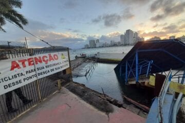VÍDEO: navio colide e destrói píer de travessia de balsas em São Paulo