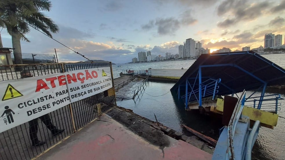 VÍDEO: navio colide e destrói píer de travessia de balsas em São Paulo