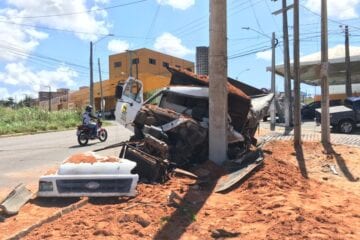 Vídeo: motorista de caminhão desvia de carro, perde controle e atinge poste