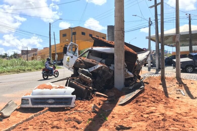 Vídeo: motorista de caminhão desvia de carro, perde controle e atinge poste