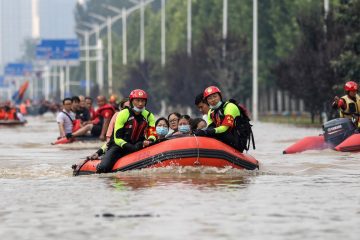 Bebê é resgatada debaixo de escombros na China. Assista ao vídeo!