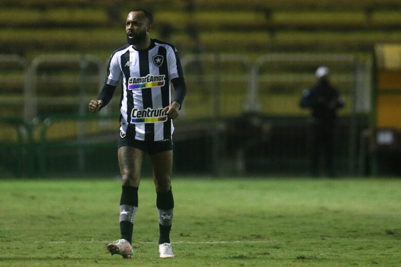 Chay faz gol improvável, e Botafogo supera Vitória por 1 a 0 na Série B
