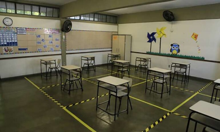 Prefeitura de BH decreta volta às aulas presenciais do ensino médio