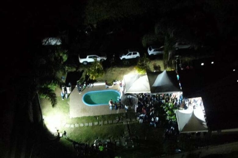 ‘Aglomerasamba’: festa com 400 pessoas zomba pandemia e é alvo da polícia