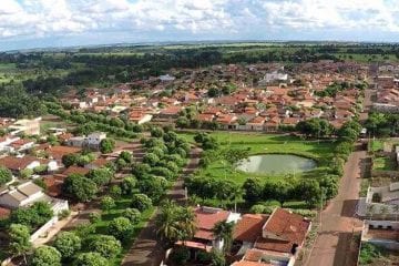 Pai não vê a filha de 2 anos e atropela a criança com trator