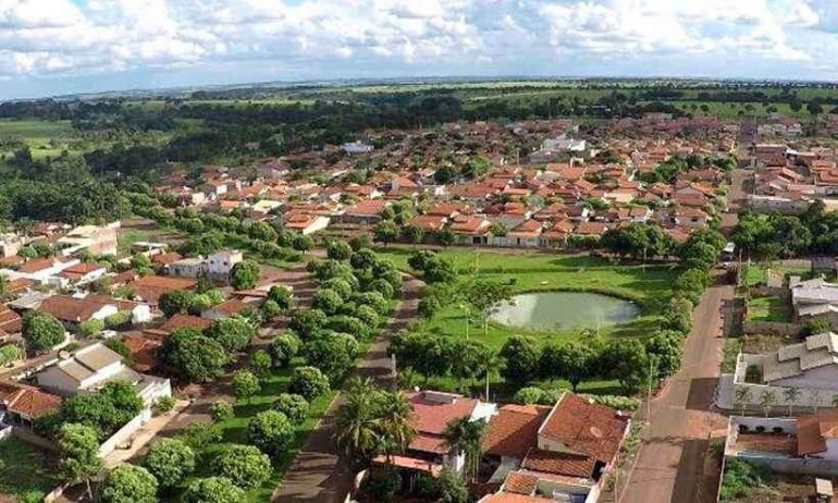 Pai não vê a filha de 2 anos e atropela a criança com trator