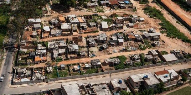 PMs são recebidos a pedradas e garrafadas em baile funk de Contagem