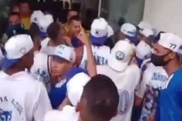 Torcida organizada do Cruzeiro, Máfia Azul, invade a Toca da Raposa II; veja o vídeo