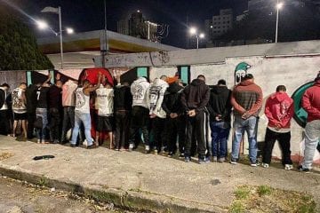 Torcedores do Galo são detidos após foguetório na porta de hotel do Boca