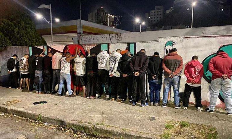 Torcedores do Galo são detidos após foguetório na porta de hotel do Boca