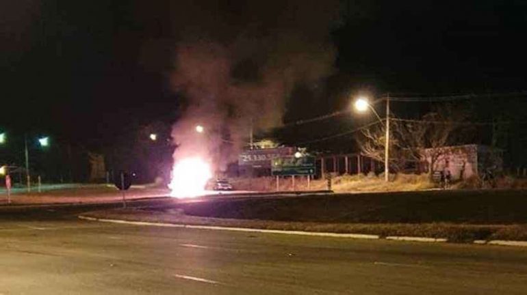 Homem rouba carro, foge da PM, se envolve em acidente e acaba no hospital