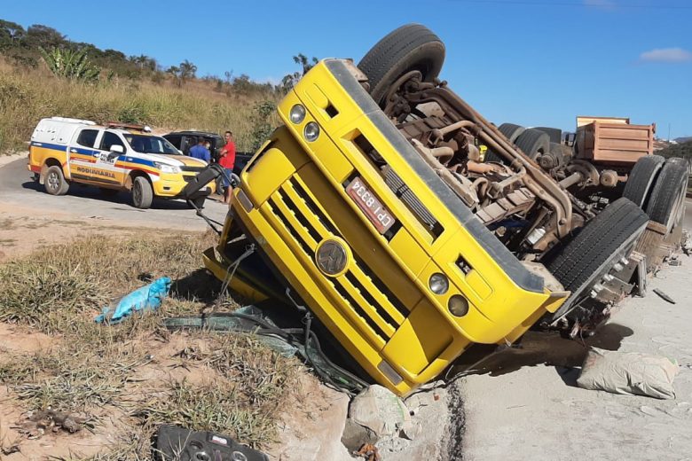 Caminhão carregado com 14 toneladas de cimento tomba na MG-129