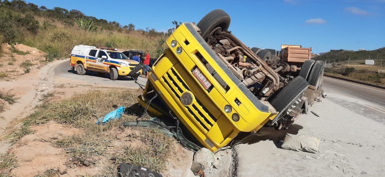 Caminhão carregado com 14 toneladas de cimento tomba na MG-129