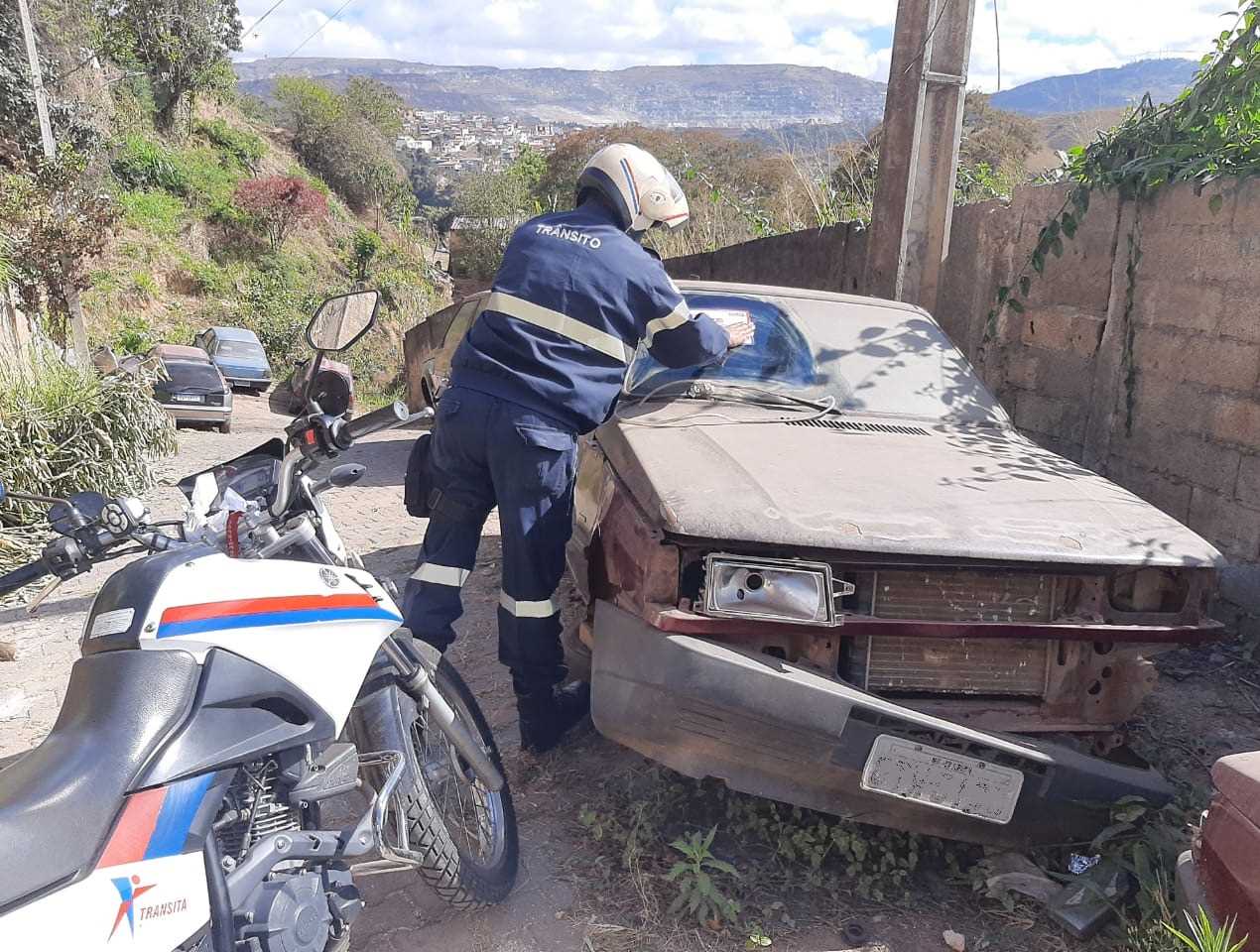 Transita realiza operação para recolher veículos abandonados nas ruas de Itabira