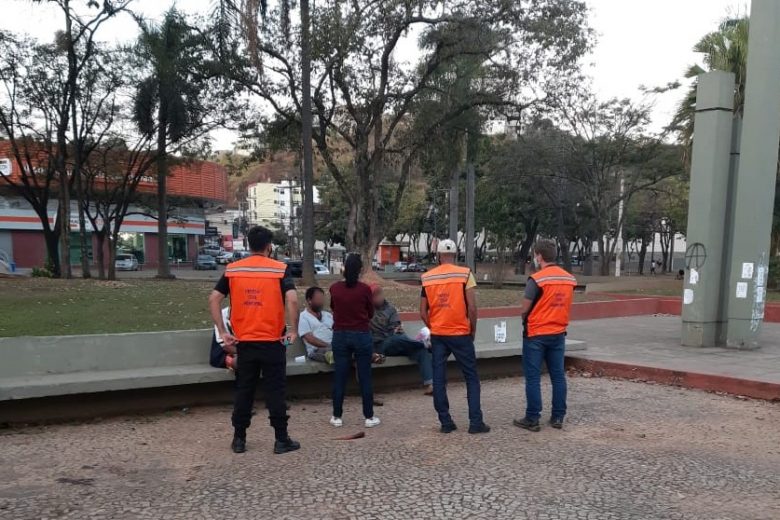Prefeitura de Itabira realiza abordagem noturna a pessoas em situação de rua