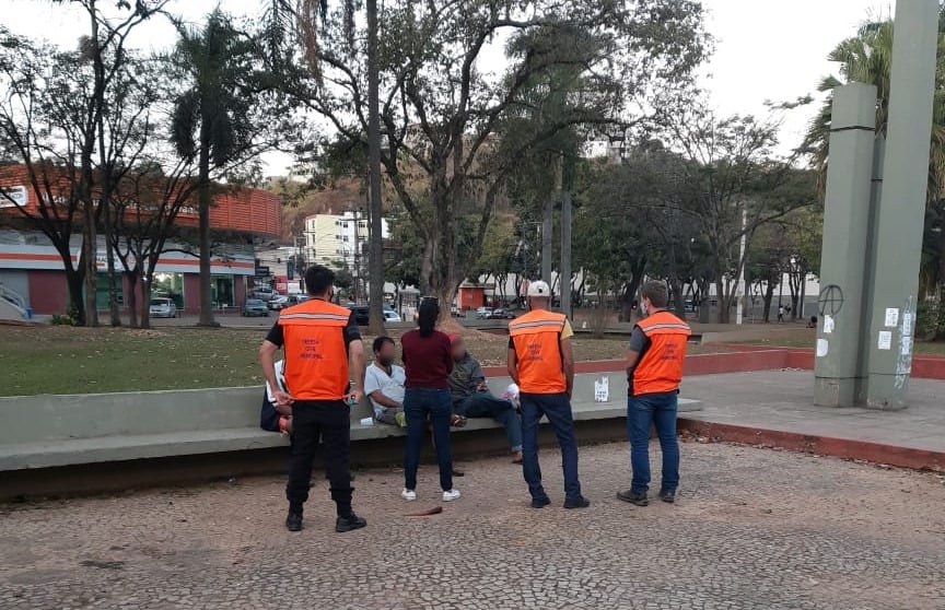 Prefeitura de Itabira realiza abordagem noturna a pessoas em situação de rua