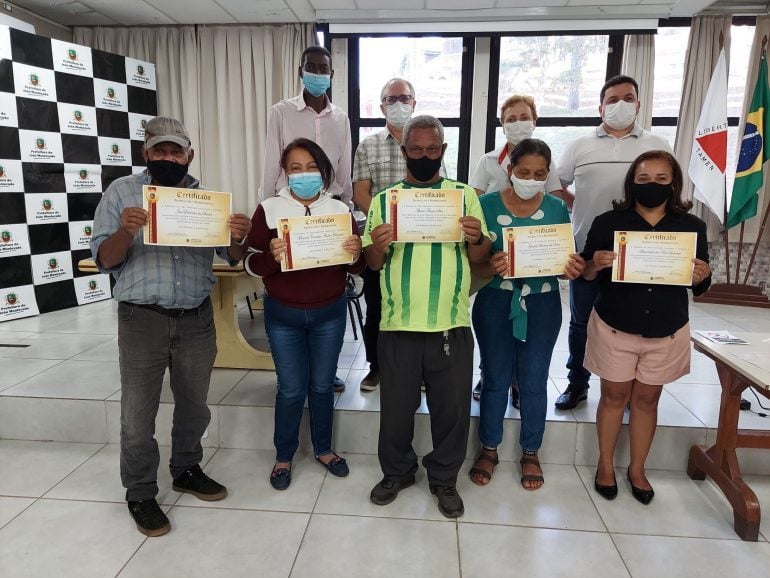 Dr. Laércio homenageia servidores aposentados que aderiram ao Programa de Aposentadoria Incentivada