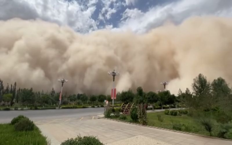 Cidade chinesa é engolida por tempestade de areia; confira o vídeo