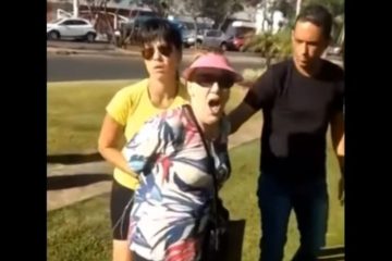 Idosa chama pai e filho de ‘negrada do inferno’ e é presa em flagrante; veja o vídeo
