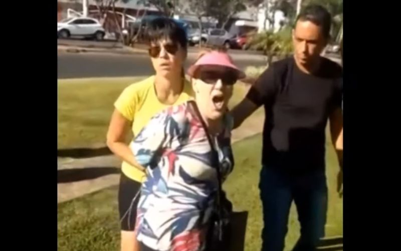 Idosa chama pai e filho de ‘negrada do inferno’ e é presa em flagrante; veja o vídeo