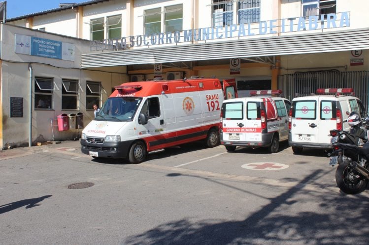 Inabilitado pilotando motocicleta bate de frente com carro em Itabira