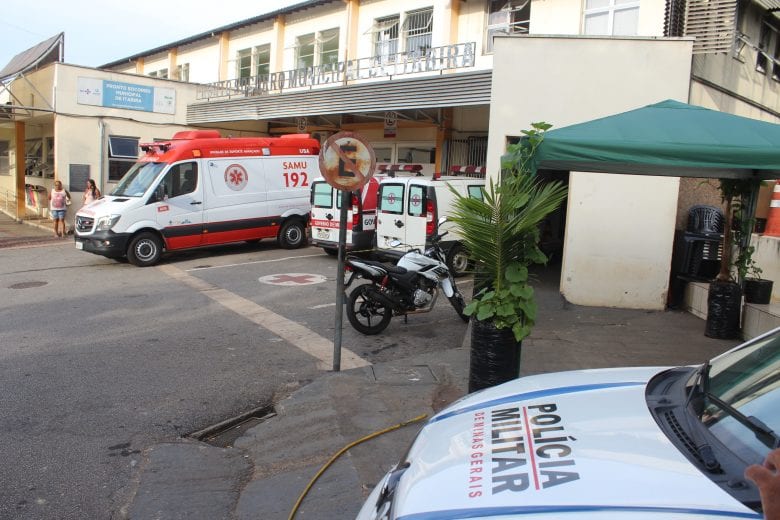 Carro para na faixa de pedestre e é atingido por motocicleta