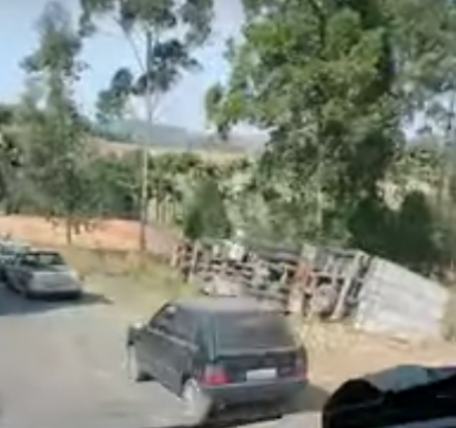 Carreta tomba no Corte de Pedras, em João Monlevade; confira vídeo