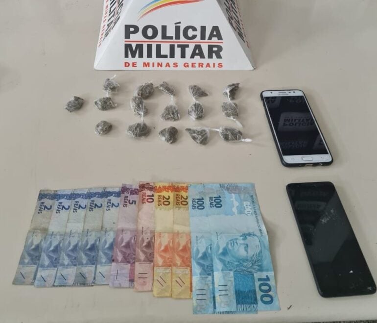 Polícia Militar prende suspeitos de tráfico de drogas na praça da Overdose, em Monlevade