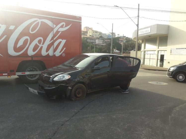 Mulher é socorrida pelo SAMU após acidente no bairro Gabiroba