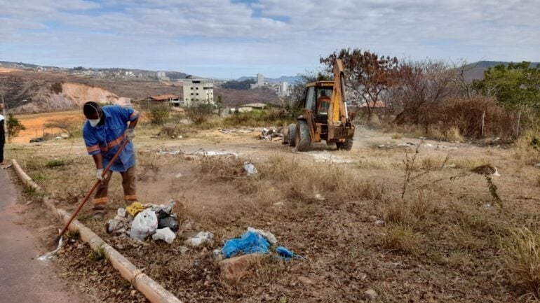 Prefeitura de Monlevade retira dezoito caminhões de lixo do Areão