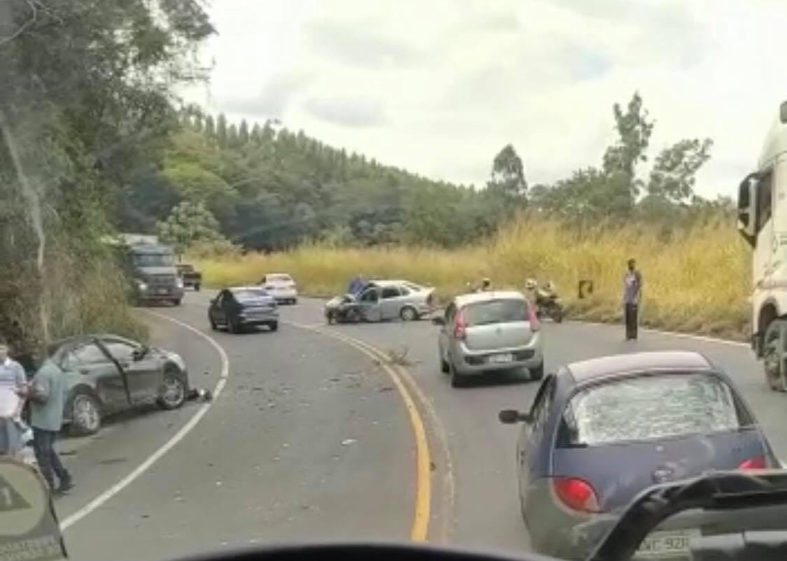 Acidente deixa trânsito lento na BR-381 em São Gonçalo do Rio Abaixo
