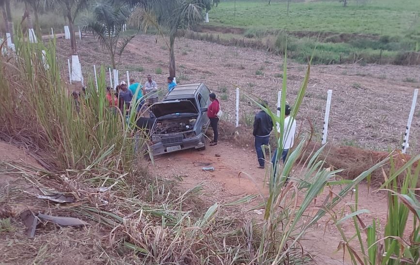 Colisão entre veículos deixa casal ferido na MGC-120