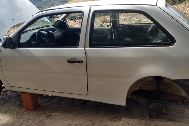 Carro furtado é encontrado sem as rodas em São Gonçalo Rio Abaixo
