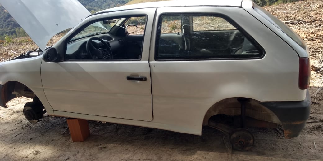 Carro furtado é encontrado sem as rodas em São Gonçalo Rio Abaixo
