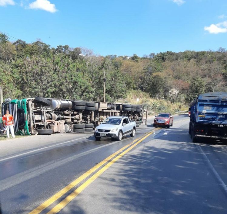 Acidente com carreta complica o trânsito na BR-381, em Sabará