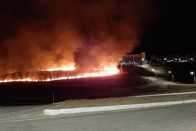 Urgente: bombeiros tentam conter incêndio próximo à Unifei Itabira