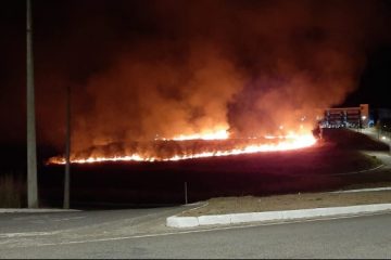 Urgente: bombeiros tentam conter incêndio próximo à Unifei Itabira