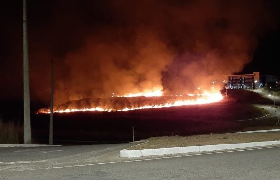 Urgente: bombeiros tentam conter incêndio próximo à Unifei Itabira