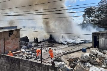 Incêndio em depósito de materiais recicláveis mobiliza bombeiros