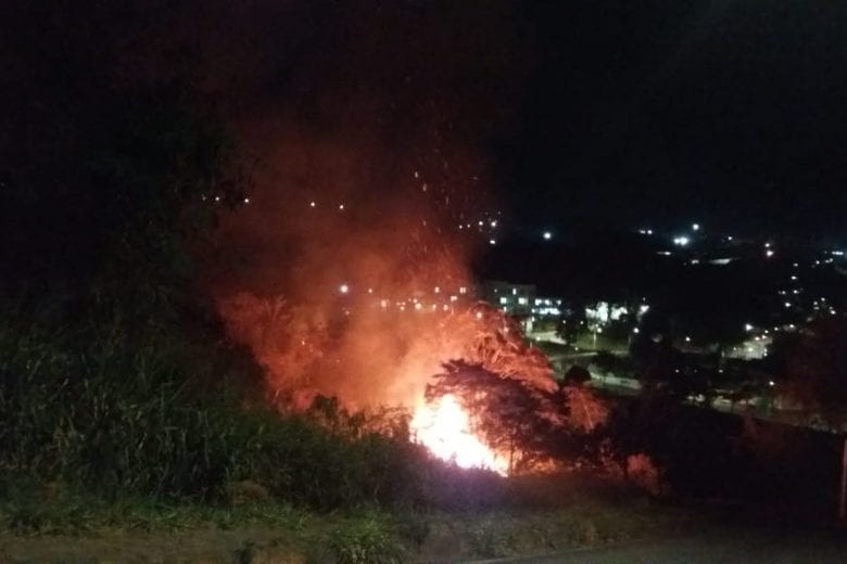 Incêndio atinge lote próximo à casas na Vila Paciência; veja o vídeo