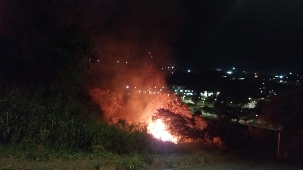 Incêndio atinge lote próximo à casas na Vila Paciência; veja o vídeo