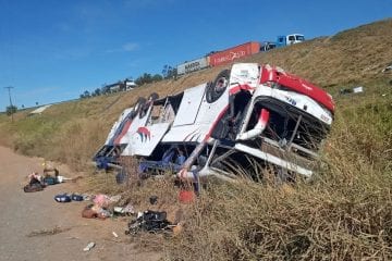Ônibus cai em ribanceira e deixa pelo menos três mortos