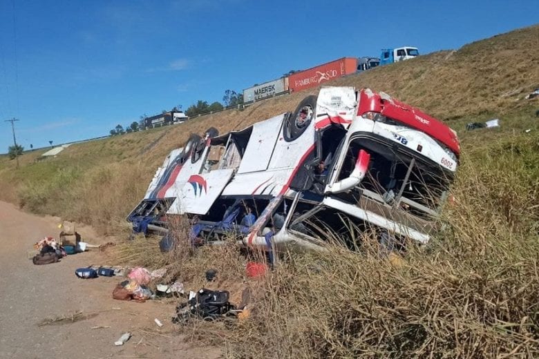 Ônibus cai em ribanceira e deixa pelo menos três mortos